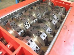 雙軸撕碎機(jī)的優(yōu)勢(shì)表現(xiàn)在對(duì)物料具有較強(qiáng)的通用性能